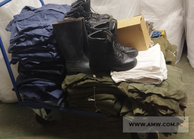 Odzież i akcesoria powojskowe - pakiet zawierający 31 poz. asort. (wg oddzielnego wykazu), w tym m.in.: kurtki, bluzy, buty itp. 